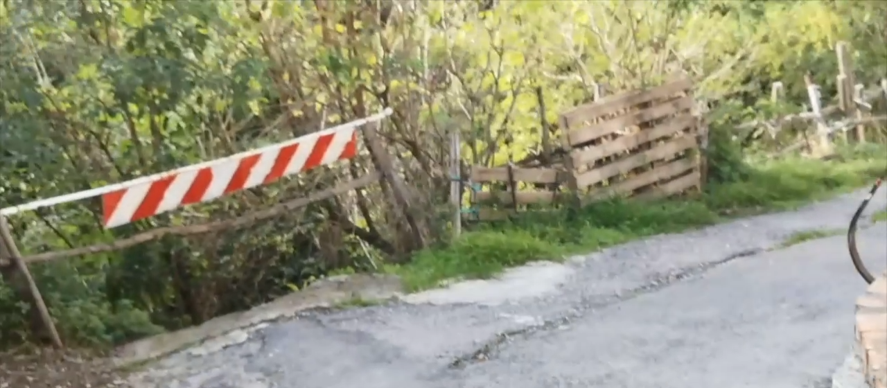 Rot-weiße Schranke am Parkplatz, Standbild aus dem Wegfilm