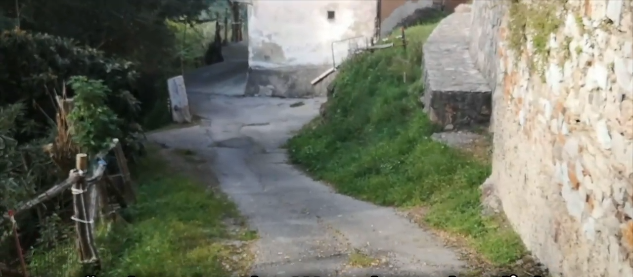 Weg an einer Steinmauer bei Caldana, Standbild aus dem Wegfilm